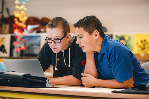Zwei Jungen recherchieren an Laptop