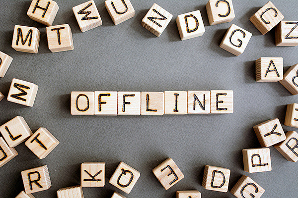 Holzblöcke mit Buchstaben zeigen das Wort offline. 