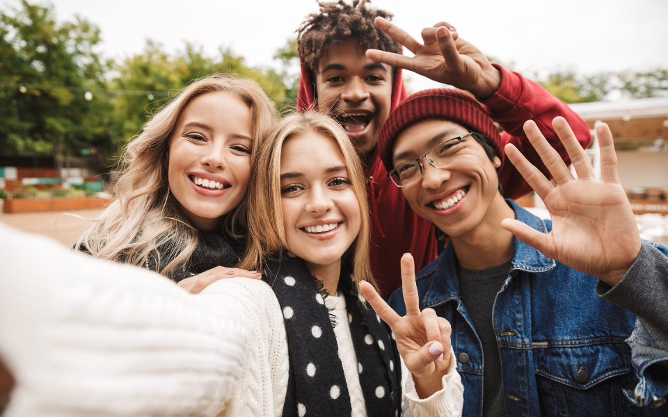 Vier Jugendliche machen Selfie