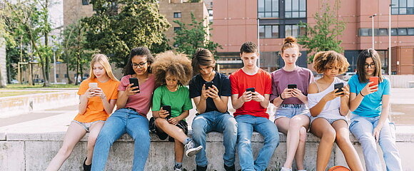 Jugendliche mit Smartphone