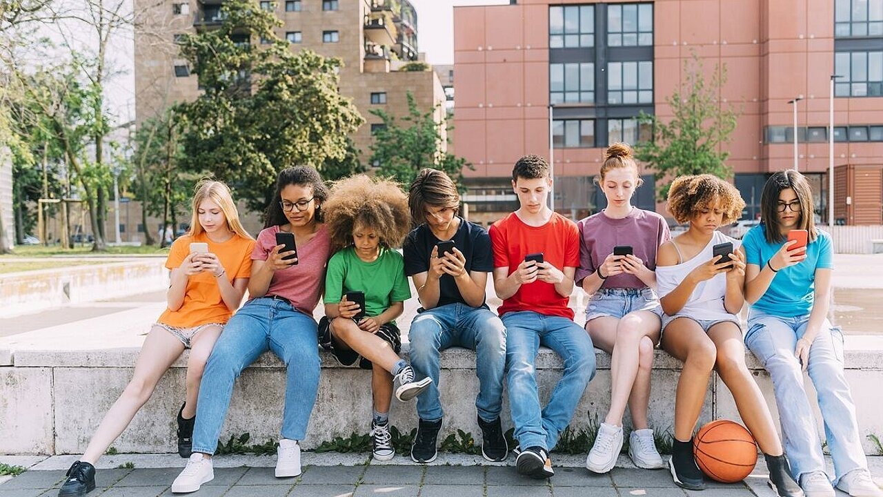 Photo: ins-netz-gehen.de Majority of Teens Support Social Media Ban Due to Mental Health Concerns