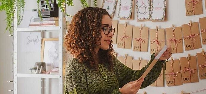 Jugendliche liest Adventskalender-Karte