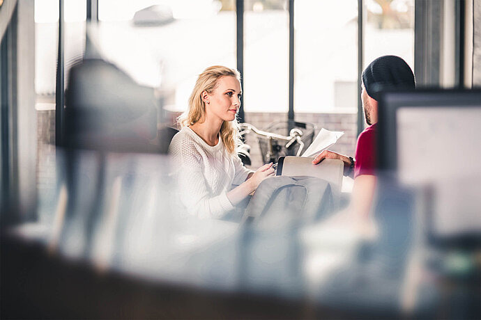 Zwei Personen in Beratungssituation