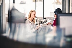 Zwei Personen in Beratungssituation