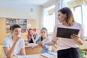 Klasse nutzt Tablets im Unerricht zur Recherche.