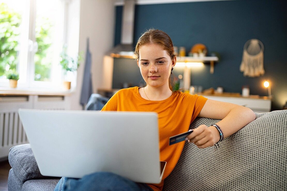 Mädchen sitzt vor dem Laptop