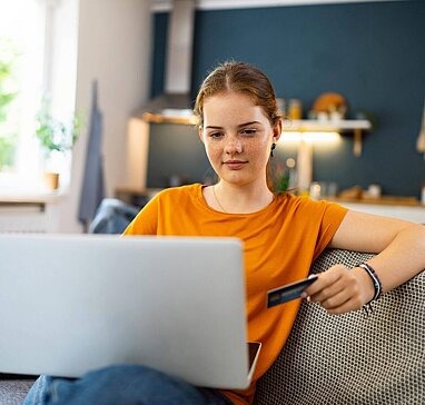 Mädchen sitzt vor dem Laptop