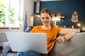 Mädchen sitzt vor dem Laptop