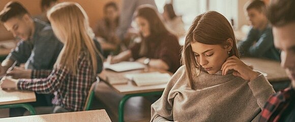 Jugendliche im Unterricht mit Smartphone