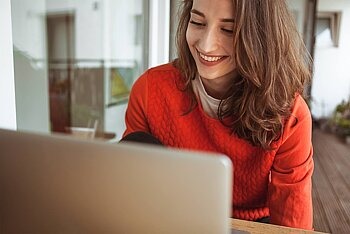 Junge Frau am Laptop