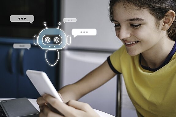 Mädchen chattet mit KI