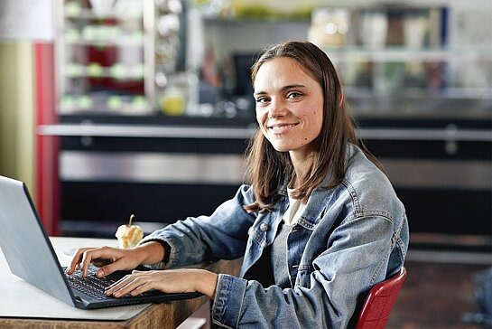 Jugendliche mit Laptop.