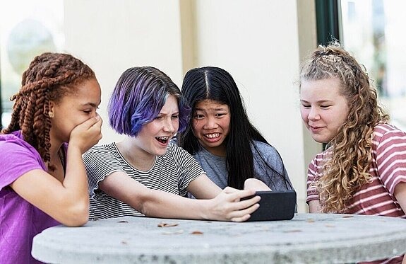 Mädchen mit Smartphone