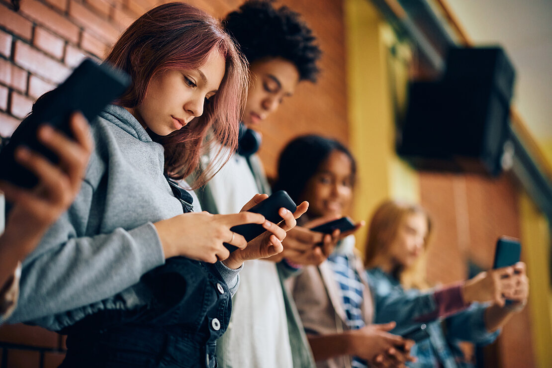 Mehrere Jugendliche mit Smartphones