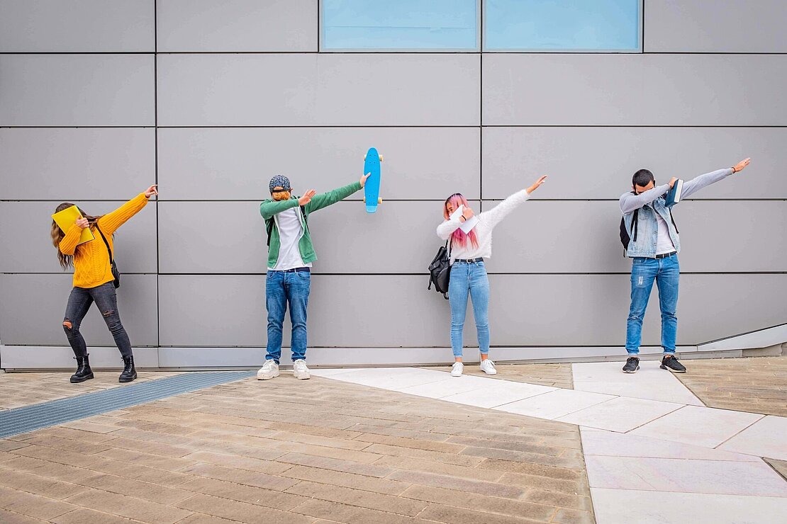 4 Jugendliche machen Tanz-Challenge