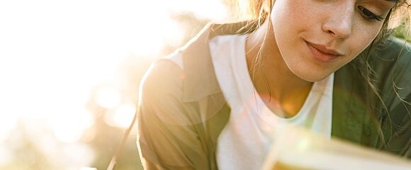 Jugendliche liest Buch