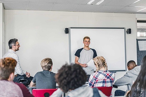 Jugendlicher hält Referat vor Klasse