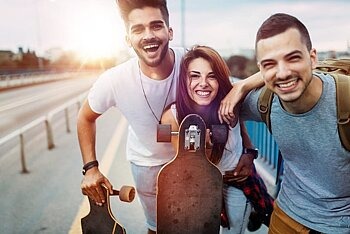 Drei Jugendliche mit Skateboards