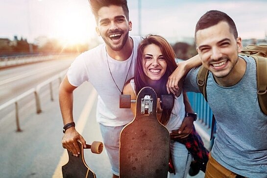 Drei Jugendliche mit Skateboards