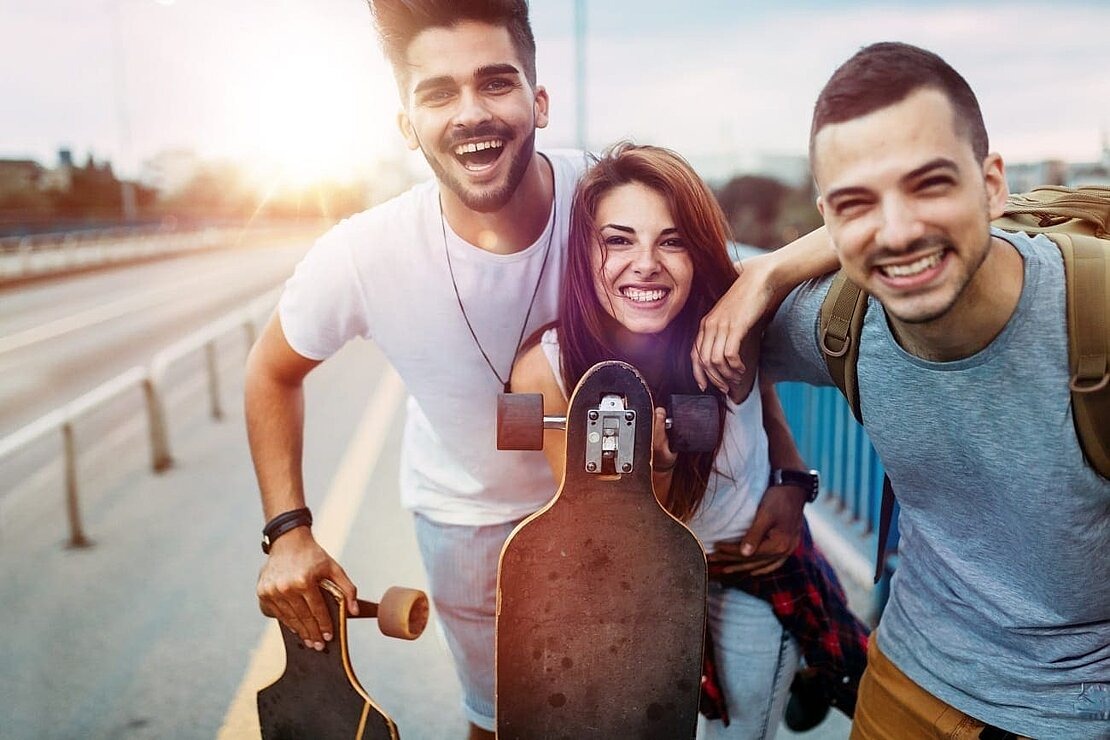 Drei Jugendliche mit Skateboards