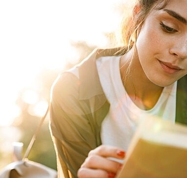 Jugendliche liest Buch