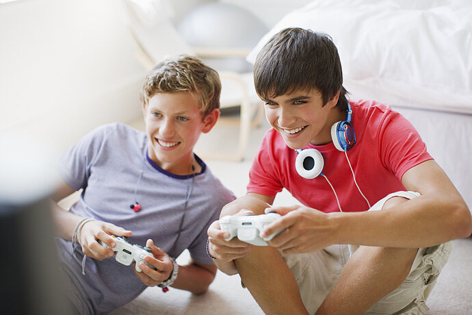 Zwei Jugendliche spielen Videospiele