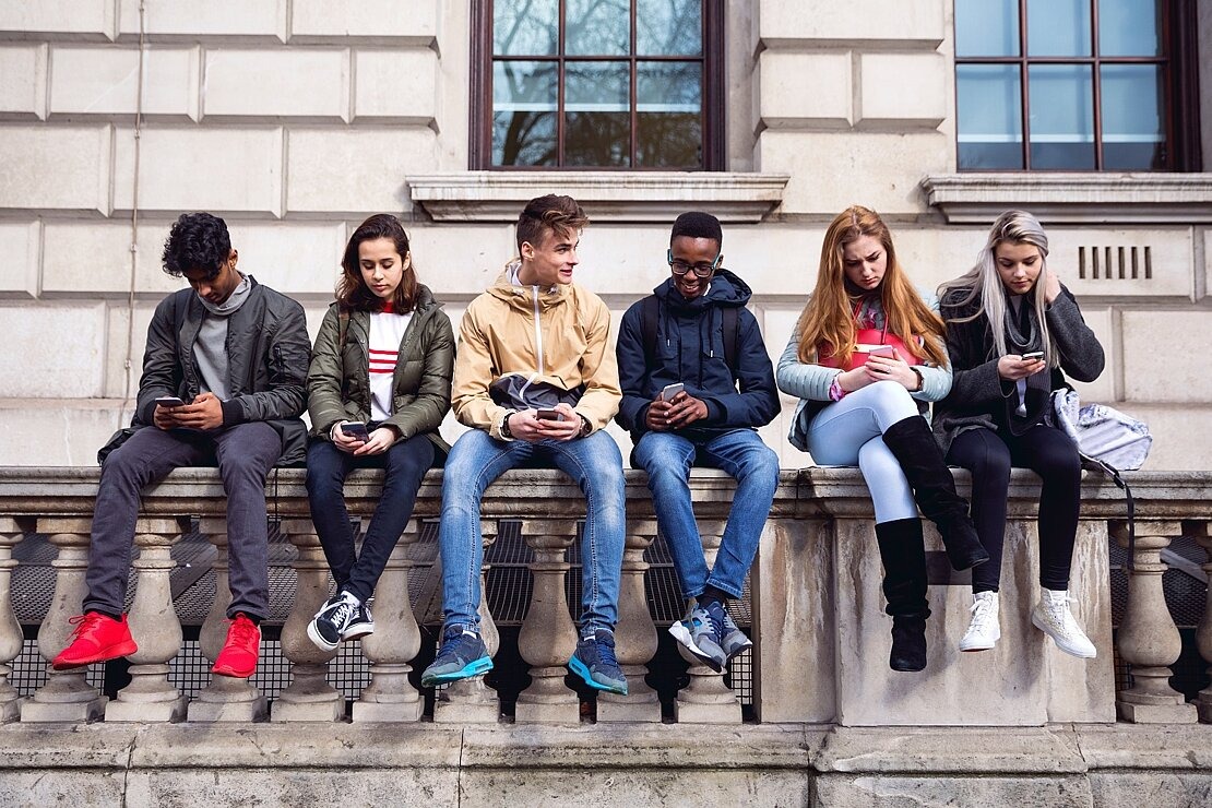 Teenager benutzen Smartphones in ihrer Freizeit