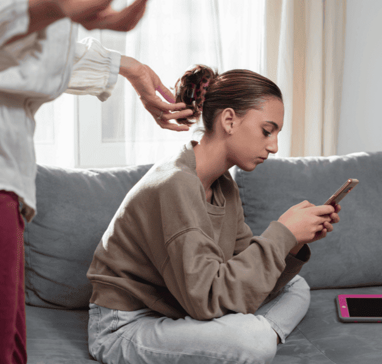 Jugendliche mit Smartphone und genervte Mutter