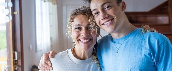 Mutter und Teenager Sohn Arm in Arm