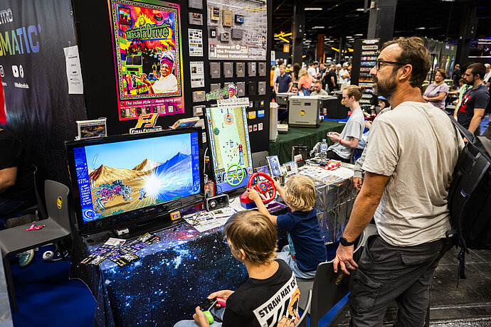 Vater und Son in der retro & family area auf der Gamescom
