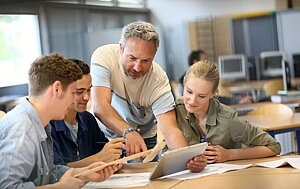 Englischlehrerin nutzt ein Tablet als Unterrichtsmaterial.