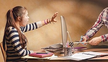 Vater schneidet das Computerkabel durch, während das Mädchen vor dem Computer protestiert.