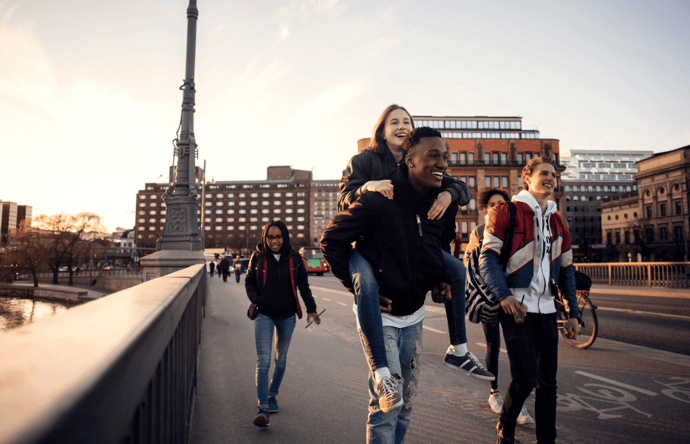 Gruppe Jugendlicher läuft gemeinsam durch die Stadt