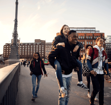 Gruppe Jugendlicher läuft gemeinsam durch die Stadt