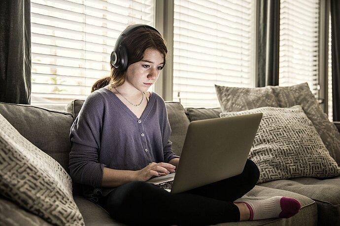 Jugendliche guckt auf ihren Laptop