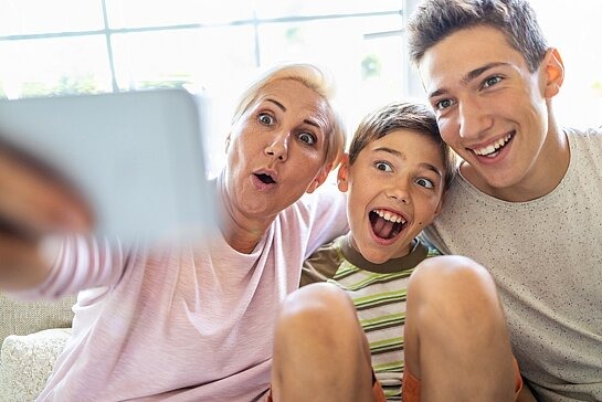 Mutter macht Selfie mit Kindern