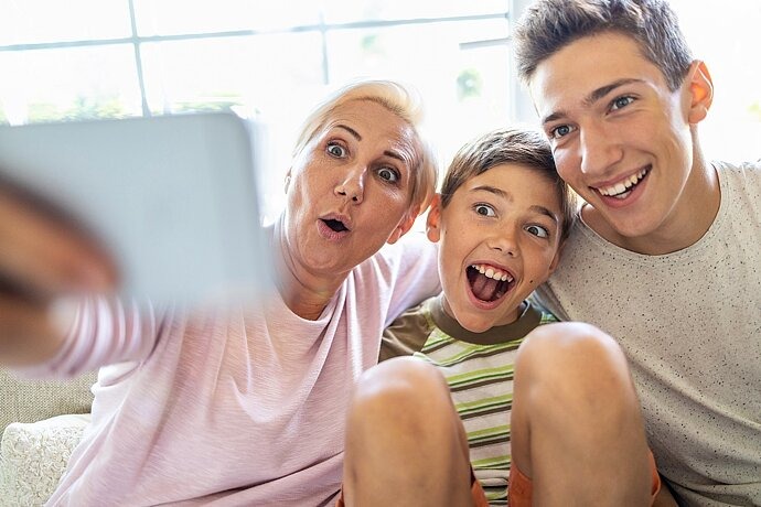 Mutter macht Selfie mit Kindern