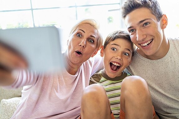 Mutter macht Selfie mit Kindern