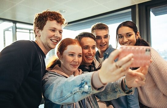 Fünf Jugendliche machen Selfie