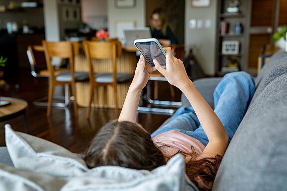 Teenagerin am Smartphone