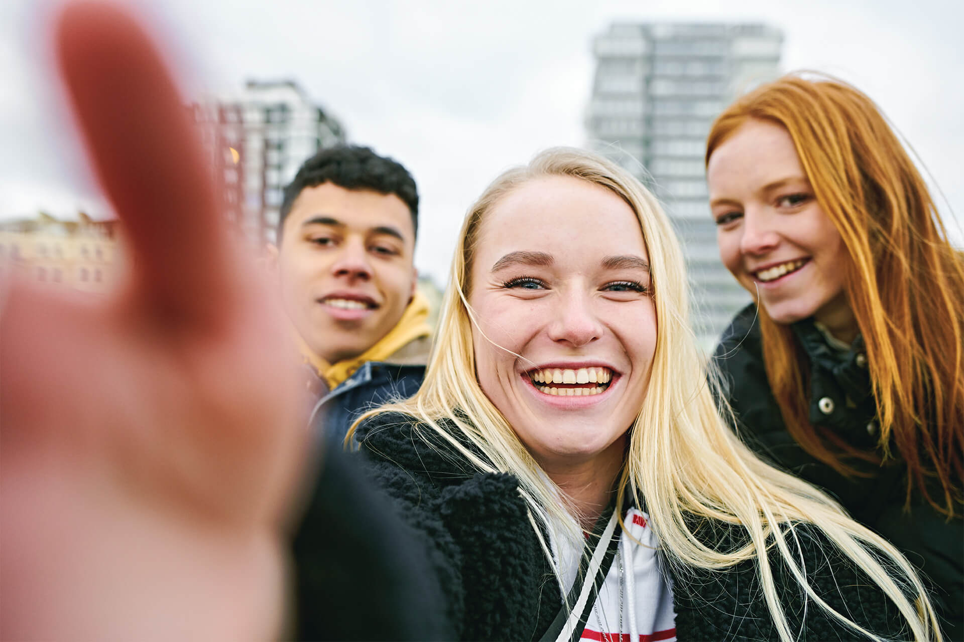 Drei Jugendliche machen ein Selfie zusammen.