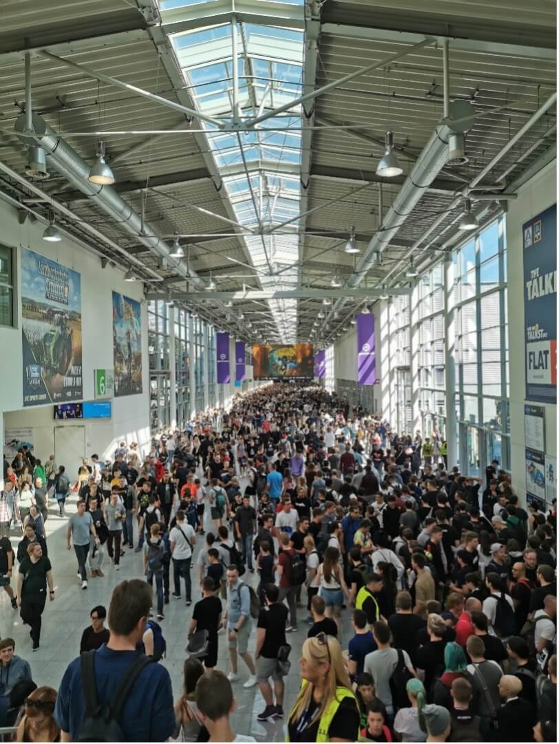 Menschenmassen laufen durch die Gänge in den Hallen der Gamescom.