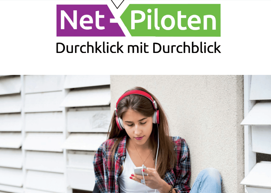 Teenagerin hört Musik über ihr Smartphone