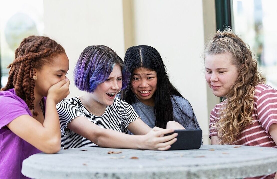 Mädchen mit Smartphone